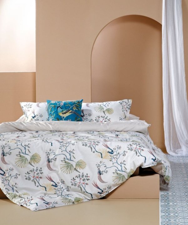 Σεντόνια King Size Fabiano 12 – Kentia. Σετ τεσσάρων τεμαχίων, εξαιρετικής ποιότητας, κατασκευασμένο από 100% βαμβάκι σατέν, 300 κλωστών. Mε floral σχεδιασμό, σε μπεζ, πράσινο, πετρόλ και ροζ χρωματισμό.