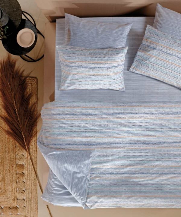 Σεντόνια Μονά Kilmi 01 – Kentia. Σετ τριών τεμαχίων, κατασκευασμένο από 100% βαμβάκι, 150 κλωστών. Mε μοντέρνο ριγέ σχεδιασμό, σε μπλε, εκρού, μουσταρδί και βεραμάν χρωματισμούς.