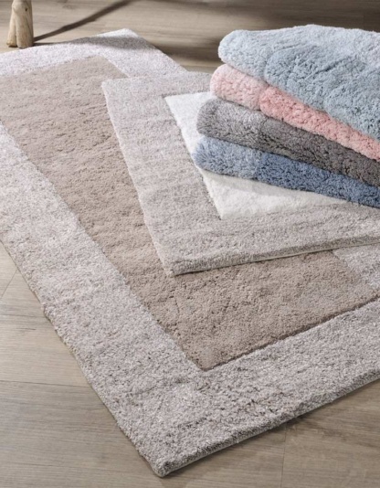 Πατάκι Μπάνιου Border Linen - Downtown Home. Shaggy, με πυκνό και μαλακό τρίχωμα, κατασκευασμένο από 100% βαμβάκι. Σε μπεζ χρωματισμό, 60 x 90 εκατοστά.