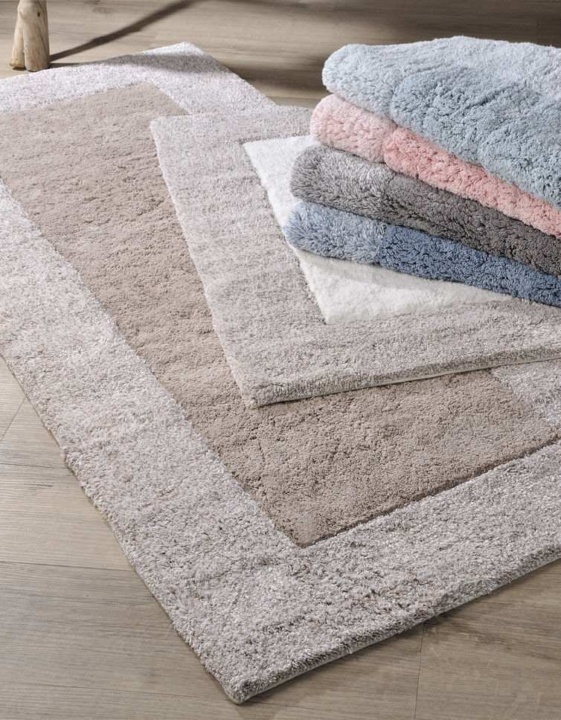 Πατάκι Μπάνιου Border Linen - Downtown Home. Shaggy, με πυκνό και μαλακό τρίχωμα, κατασκευασμένο από 100% βαμβάκι. Σε μπεζ χρωματισμό, 60 x 90 εκατοστά.