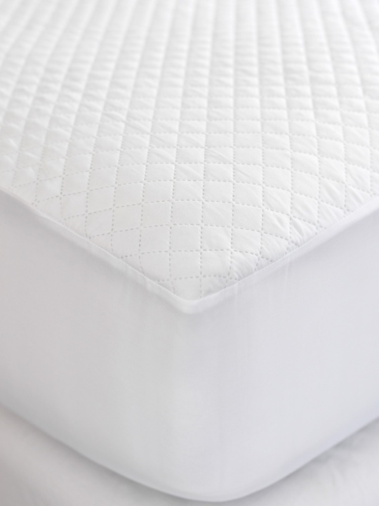Αδιάβροχο κάλυμμα στρώματος White Comfort – Palamaiki. Λευκό, με γεωμετρική, καπιτονέ ραφή, 100X200+35 εκατοστά, με λάστιχο.