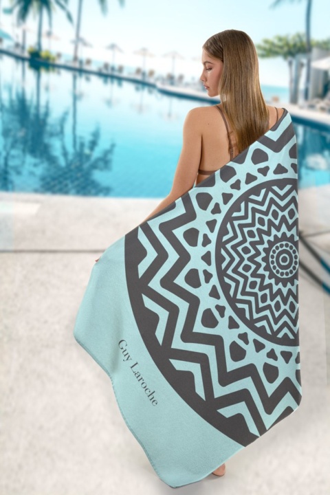 Πετσέτα Θάλασσας Velour Printed 2101 Ocean - Guy Laroche Κατασκευασμένη από 50% βαμβάκι και 50% polyester, 100 x 175 εκατοστά. Με μοντέρνο σχεδιασμό, σε σιέλ και γκρι διχρωμία.