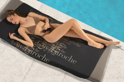 Πετσέτα θαλάσσης “Velour” διαστάσεως 100x175εκ. από τη printed συλλογή της Guy Laroche Paris. Το βαμβακερό ύφασμα υψηλής ποιότητας τη καθιστά μαλακιά και απορροφητική. Το γενναιόδωρο μέγεθός της σας επιτρέπει να την απλώσετε και να χαλαρώσετε στην άμμο ενώ τα γήινα χρώματά της την κάνουν ένα κομψό αξεσουάρ.