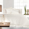Παπλωματοθήκη Υπέρδιπλη Guy Laroche Silky Ivory. Σετ τριών τεμαχίων, υψηλής ποιότητας, κατασκευασμένο από 100% βαμβάκι σατέν 280 κλωστών. Ένα ιδιαίτερα ανθεκτικό ύφασμα με εξαιρετικά μαλακή και απαλή υφή που χαρίζει την αίσθηση της πολυτέλειας. Σε εκρού χρωματισμό, με αζούρ και φάσα.