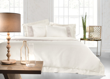 Παπλωματοθήκη Υπέρδιπλη Guy Laroche Silky Ivory. Σετ τριών τεμαχίων, υψηλής ποιότητας, κατασκευασμένο από 100% βαμβάκι σατέν 280 κλωστών. Ένα ιδιαίτερα ανθεκτικό ύφασμα με εξαιρετικά μαλακή και απαλή υφή που χαρίζει την αίσθηση της πολυτέλειας. Σε εκρού χρωματισμό, με αζούρ και φάσα.