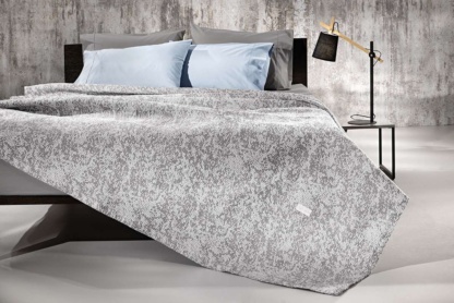 Guy Laroche Υπέρδιπλη Κουβέρτα Edition Anthracite. Υψηλής ποιότητας, εξαιρετική απαλή, κατασκευασμένη από 100% βαμβάκι. Μονόχρωμη, σε ανθρακί απόχρωση, με μοντέρνο, ανάγλυφο σχεδιασμό