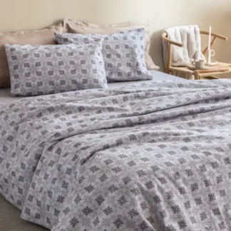 Σεντόνια Υπέρδιπλα Sofy SF102 – Palamaiki. Σετ τεσσάρων τεμαχίων, κατασκευασμένο από 100% βαμβάκι. Με μοντέρνο, εμπριμέ σχεδιασμό, σε γκρι χρωματισμούς.