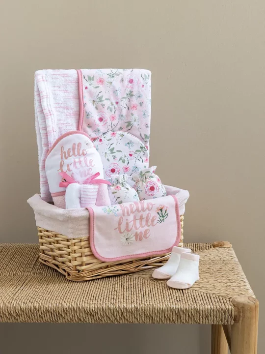 Βρεφικό σετ δώρου, ροζ floral, σε καλάθι. Περιλαμβάνει κουβερτούλα fleece, πετσέτα με κουκούλα, λαβέτα, σαλιάρα, σκουφάκι, γαντάκια, καλτσάκια και τρια πανάκια.