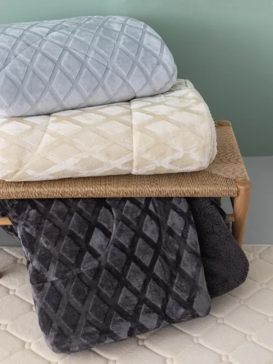 Κουβερτοπάπλωμα υπέρδιπλο της ελληνικής εταιρίας Palamaiki. Εξαιρετικά απαλό και ζεστό, κατασκευασμένο εξωτερικά από φανελένια γούνα, με εσωτερική πολυεστερική γέμιση. Μονόχρωμο, σε εκρού χρωματισμό, 220 x 240 εκατοστά.