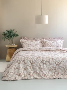 Σεντόνια king size Palamaiki Pale 703. Σετ τεσσάρων τεμαχίων, κατασκευασμένο από 100% βαμβάκι σατέν 300 κλωστών. Εμπριμέ, σε μπεζ χρωματισμούς.