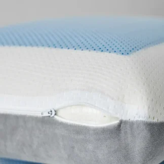 Μαξιλάρι White Comfort Geloo, κατασκευασμένο από 100% διπλό jacquard polyester με γέμιση memory foam. Το εξωτερικό του  κάλυμμα είναι αποσπώμενο, υποαλλεργικό και αντιμικροβιακό, με τεχνολογία cool gel που προσφέρει ανάλαφρη αίσθηση δροσιάς και φρεσκάδας. Ανατομικό, για πλήρη στήριξη του αυχένα κατά τη διάρκεια του ύπνου