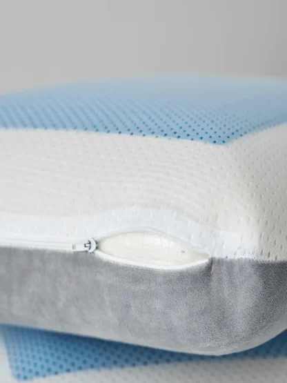 Μαξιλάρι White Comfort Geloo, κατασκευασμένο από 100% διπλό jacquard polyester με γέμιση memory foam. Το εξωτερικό του  κάλυμμα είναι αποσπώμενο, υποαλλεργικό και αντιμικροβιακό, με τεχνολογία cool gel που προσφέρει ανάλαφρη αίσθηση δροσιάς και φρεσκάδας. Ανατομικό, για πλήρη στήριξη του αυχένα κατά τη διάρκεια του ύπνου