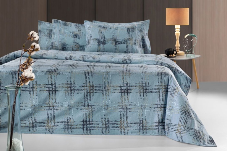 Guy Laroche - Σεντόνια King Size Mezzo Raf Flannel. Σετ τεσσάρων τεμαχίων, κατασκευασμένο από 100% βαμβακερή φανέλα. Με μοντέρνο σχεδιασμό, σε μπλε χρωματισμό. Ιδανικά για τους χειμερινούς μήνες του χρόνου.