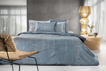 Σεντόνια Υπέρδιπλα Guy Laroche Paris Indigo. Σετ τεσσάρων τεμαχίων, κατασκευασμένο από 100% βαμβακερό περκάλι. Σε μπλε χρωματισμό, με το λογότυπο της Guy Laroche.