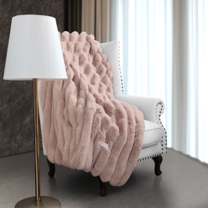 Πολυτελές ριχτάρι πολυθρόνας Guy Laroche St. Moritz Old Pink. Εξαιρετικά απαλό και ζεστό, κατασκευασμένο από 100% art. strip jacquard rabbit fur. Μονόχρωμο, σε απαλό ροζ χρωματισμό, 120 x 160 εκατοστά. Συνοδεύεται από διακοσμητικό μαξιλαράκι, 42 x 42 εκατοστών, χωρίς γέμιση.