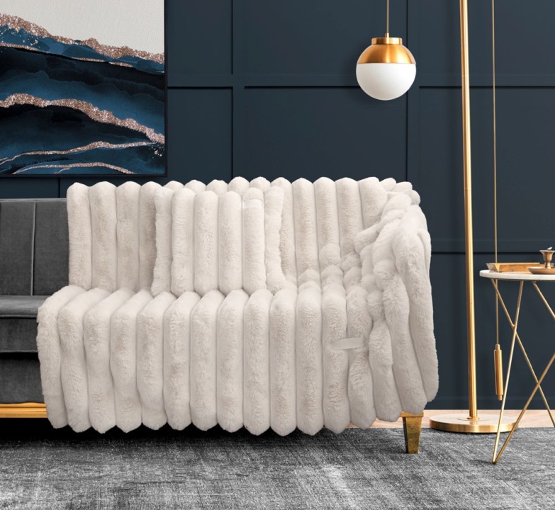 Πολυτελές ριχτάρι πολυθρόνας Guy Laroche St. Moritz Ivory. Εξαιρετικά απαλό και ζεστό, κατασκευασμένο από 100% art. strip jacquard rabbit fur. Μονόχρωμο, ιβουάρ, 120 x 160 εκατοστά. Συνοδεύεται από διακοσμητικό μαξιλαράκι, 42 x 42 εκατοστών, χωρίς γέμιση.