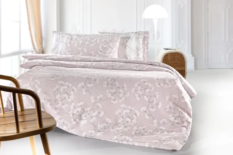 Σεντόνια Υπέρδιπλα της εταιρίας Guy Laroche – Paris. Σετ τεσσάρων τεμαχίων, κατασκευασμένο από 100% βαμβακερό περκάλι. Με μοντέρνο floral σχεδιασμό σε βιολετί χρωματισμό. Ιδανικά για καθημερινή χρήση - Guy Laroche Lavinia Violet