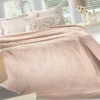 Κουβέρτα King Size Velvet Pudra – Guy Laroche. Απαλή και ζεστή, 100% φανέλα. Mονόχρωμη σε ροζ απόχρωση, 250 x 240 εκατοστά. Σετ με ασορτί διακοσμητική μαξιλαροθήκη.