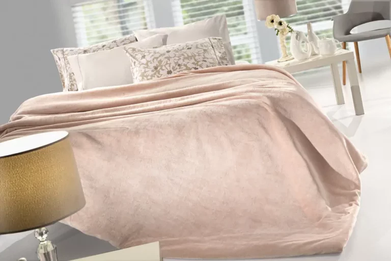 Κουβέρτα King Size Velvet Pudra – Guy Laroche. Απαλή και ζεστή, 100% φανέλα. Mονόχρωμη σε ροζ απόχρωση, 250 x 240 εκατοστά. Σετ με ασορτί διακοσμητική μαξιλαροθήκη.