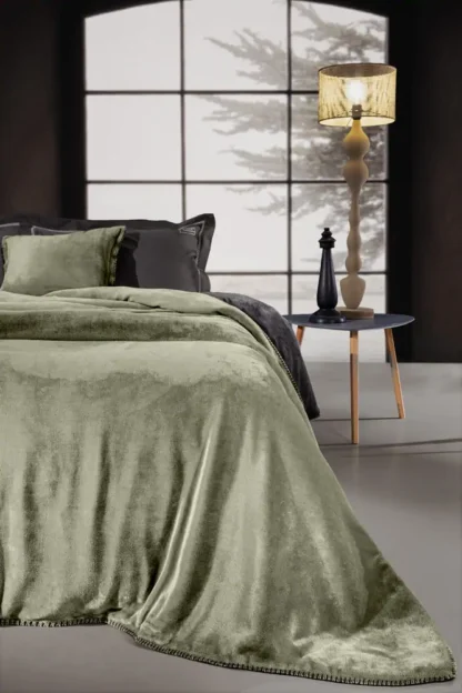 Κουβέρτα King Size Velvet Khaki. Απαλή και ζεστή, κατασκευασμένη 100% από φανέλα. Μονόχρωμη, πράσινη, 250 x 240 εκατοστά. Σετ με ασορτί, διακοσμητική, τετράγωνη, μαξιλαροθήκη Oxford