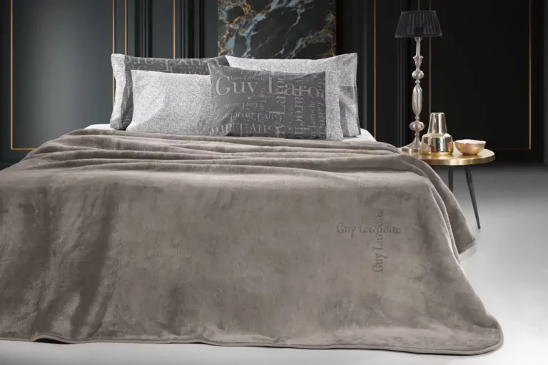 Βελουτέ Κουβέρτα Logo Vison 160x220 - Guy Laroche