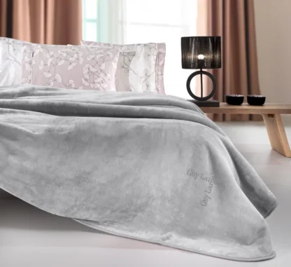 Βελουτέ Κουβέρτα Logo Silver 160x220 - Guy Laroche