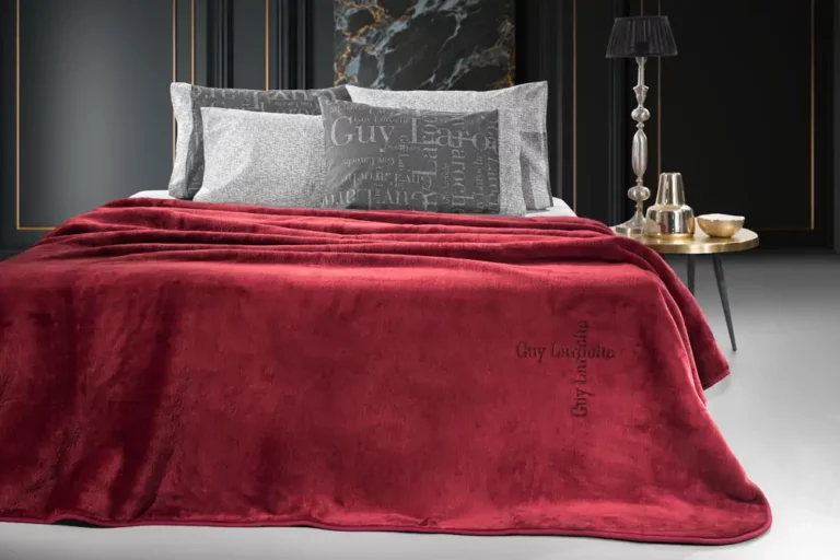 Βελουτέ Κουβέρτα Logo Burgundy 160x220 - Guy Laroche