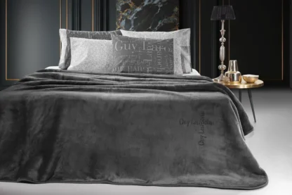 Βελουτέ Κουβέρτα Logo Anthracite 220x240 - Guy Laroche