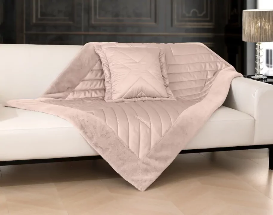 Διακοσμητικό ριχτάρι σαλονιού Guy Laroche Utopia Amethyst. Μονόχρωμο, σε φωτεινό λιλά χρωματισμό, σετ με ασορτί μαξιλαροθήκη.