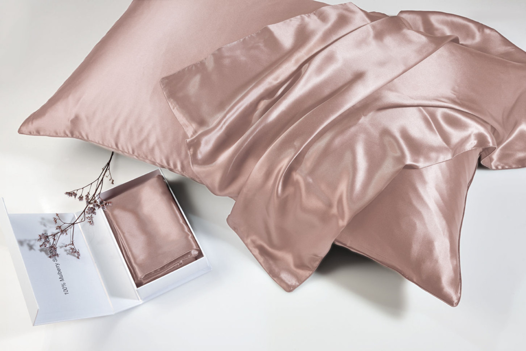 Μεταξωτή Μαξιλαροθήκη Mulberry Silk Pink – Downtown Home. Σε φωτεινό ροζ χρωματισμό, 50 x 76 εκατοστά.