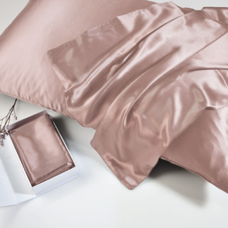 Μεταξωτή Μαξιλαροθήκη Mulberry Silk Pink – Downtown Home. Σε φωτεινό ροζ χρωματισμό, 50 x 76 εκατοστά.