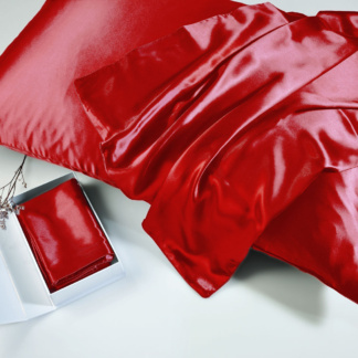 Μεταξωτή Μαξιλαροθήκη Mulberry Silk Red – Downtown Home. Σε κόκκινο χρωματισμό, 50 x 76 εκατοστά.