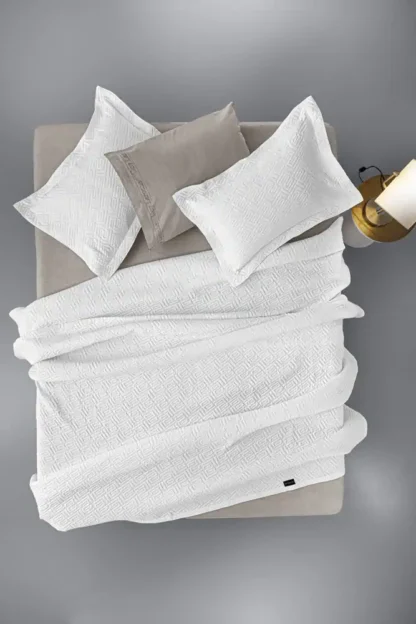 Κουβέρτα Υπέρδιπλη Λευκή Guy Laroche Pattern White