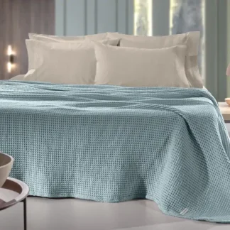 Κουβέρτα πικέ σιέλ, κατασκευασμένη από πετροπλυμένο βαμβάκι, με εξαιρετικά απαλή υφή, ιδανική για τους ανοιξιάτικους και καλοκαιρινούς μήνες του χρόνου - Guy Laroche Eternity Cement