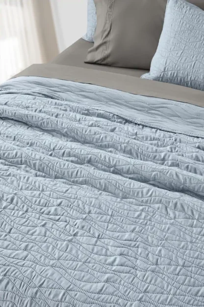 Κουβερλί μονόχρωμο από fine microfiber Guy Laroche Shadow Blue