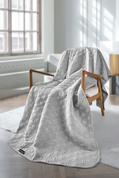 Κουβερλί υπέρδιπλο γκρι, από fine microfiber, μονόχρωμο με ανάγλυφο μοτίβο και ασορτί διακοσμητική μαξιλαροθήκη Guy Laroche Tempest Grey