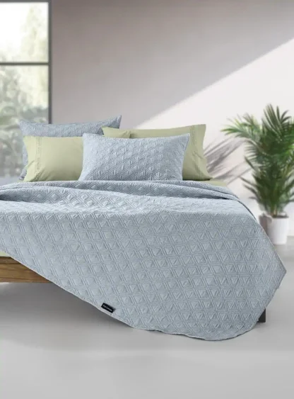 Ανοιξιάτικο κουβερλί σιέλ, από fine microfiber, μονόχρωμο με ανάγλυφο μοτίβο, σετ 2 τμχ - Guy Laroche Tempest Blue