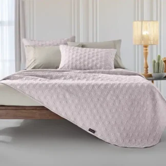 Ανοιξιάτικο Κουβερλί king size, μονόχρωμο με γεωμετρικό ανάγλυφο μοτίβο, σετ με ασορτί διακοσμητική μαξιλαροθήκη Guy Laroche Tempest Sepia