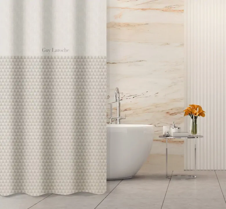 Κουρτίνα μπάνιου υφασμάτινη κατασκευασμένη από 100% polyester με ειδική επεξεργασία water repellant για να στεγνώνει γρήγορα, διαθέτει τρουκς για εύκολη τοποθέτηση. Συνδυάστε με το αντίστοιχο σετ πετσετών μπάνιου και μπουρνούζι για μία ολοκληρωμένη εικόνα στο μπάνιο σας