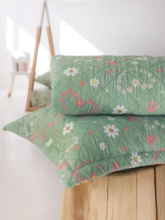 Παιδική διακοσμητική μαξιλαροθήκη της ελληνικής εταιρίας Palamaiki. Oxford, με γεωμετρική καπιτονέ ραφή και πολύχρωμο, παιδικό print. Microfiber, 50 x 70 εκατοστά - MCR360