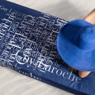 Πετσέτα θαλάσσης / πισίνας από την printed σειρά “Velour”, διαχρονικά σχέδια και ζωντανά χρώματα με την υπογραφή της Guy Laroche Paris. Διάσταση 100x175εκ.