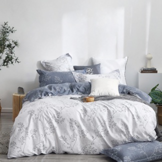 Σεντόνια Διπλά Aslanishome Arion. Σετ τεσσάρων τεμαχίων, κατασκευασμένο από 100% βαμβάκι σατέν 200 κλωστών, με απαλή υφή και λεία όψη. Λευκό και μπλε