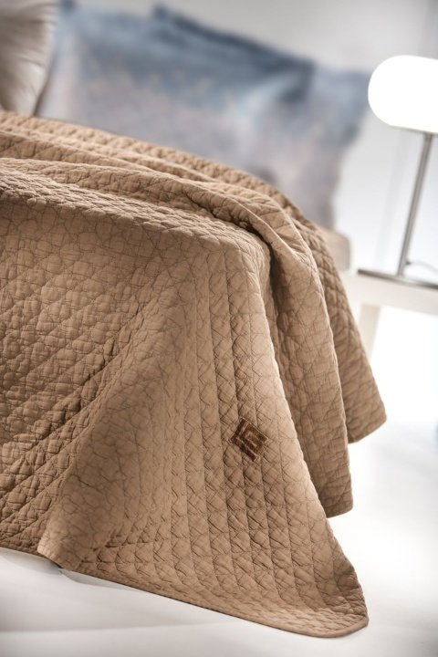 Κουβερλί Μονό Vermont Beige - Guy Laroche. Υψηλής ποιότητας, κατασκευασμένο από 100% βαμβάκι, κατάλληλο και για ελαφρύ σκέπασμα κατά τους ανοιξιάτικους και τους φθινοπωρινούς μήνες του χρόνου. Σε μπεζ απόχρωση, με μοντέρνα, γεωμετρική, καπιτονέ ραφή
