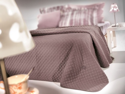 Κουβερλί Μονό Vermont Amethyst - Guy Laroche. Υψηλής ποιότητας, κατασκευασμένο από 100% βαμβάκι, κατάλληλο και για ελαφρύ σκέπασμα κατά τους ανοιξιάτικους και τους φθινοπωρινούς μήνες του χρόνου. Σε ιδιαίτερη μωβ απόχρωση, με μοντέρνα, γεωμετρική, καπιτονέ ραφή