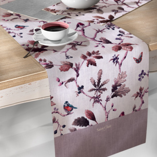 Αλέκιαστη τραβέρσα δύο όψεων της Saint Clair Paris. Σε γκρι απόχρωση από τη μία μεριά και μοντέρνο σχέδιο από την άλλη. Κατασκευασμένη από 100% πολυεστέρα.