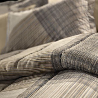 Ζεύγος διακοσμητικές μαξιλαροθήκες από microsuede με μοντέρνο printed σχέδιο σε μπεζ-καφέ με την υπογραφή της Guy Laroche Paris.