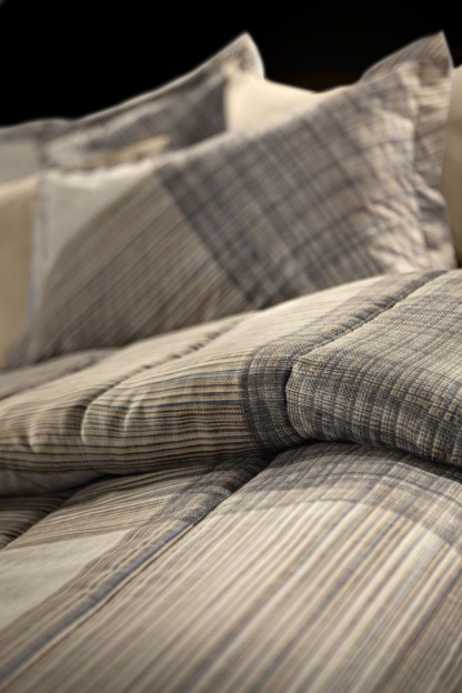 Ζεύγος διακοσμητικές μαξιλαροθήκες από microsuede με μοντέρνο printed σχέδιο σε μπεζ-καφέ με την υπογραφή της Guy Laroche Paris.