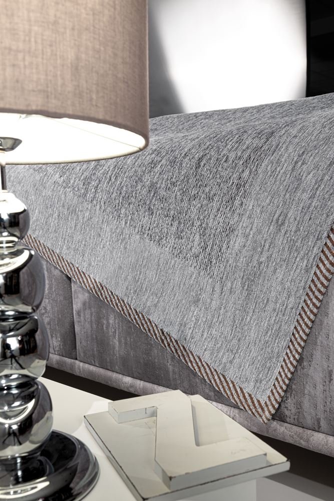 Ριχτάρι πολυθρόνας γκρι κατασκευασμένο από βαμβακερό και chenille ύφασμα ανθεκτικό, με την υπογραφή της Guy Laroche Paris. Διάσταση 180×150εκ.