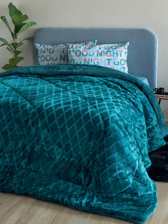 Κουβερτοπάπλωμα Μονό 160x240 Sherpa Collection NADINE/4 από ύφασμα polyester embossed flannel στη μία πλευρά, sherpa στην άλλη, και γέμιση 100% polyester fill.