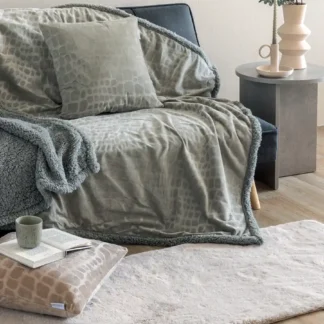 Διακοσμητική Μαξιλαροθήκη Home Décor 45x45 FLO,  από ύφασμα polyester embossed velour στη μία πλευρά, sherpa στην άλλη.